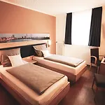Am Vogelsanger Weg 3* Dusseldorf